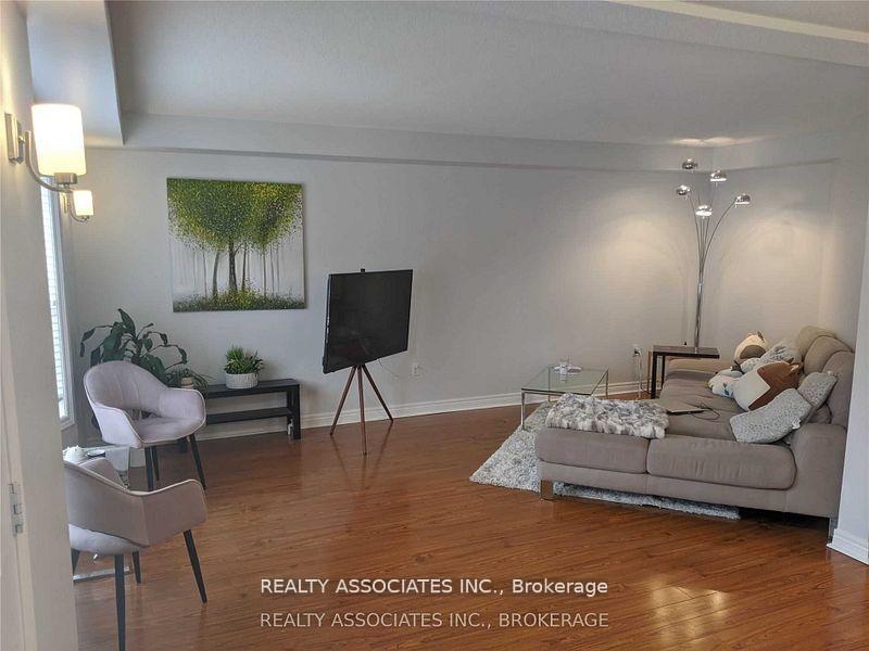3 Bedrooms Condo at 199 Hillcrest,  Mississauga For sale