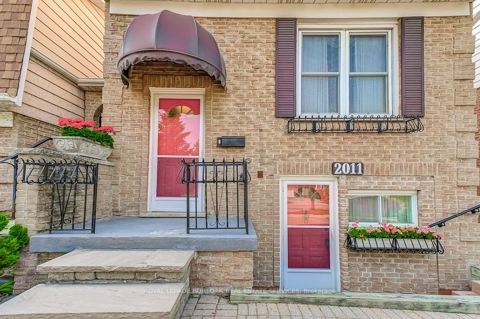 2011 Amherst Drive, Burlington, ON L7P 3R3