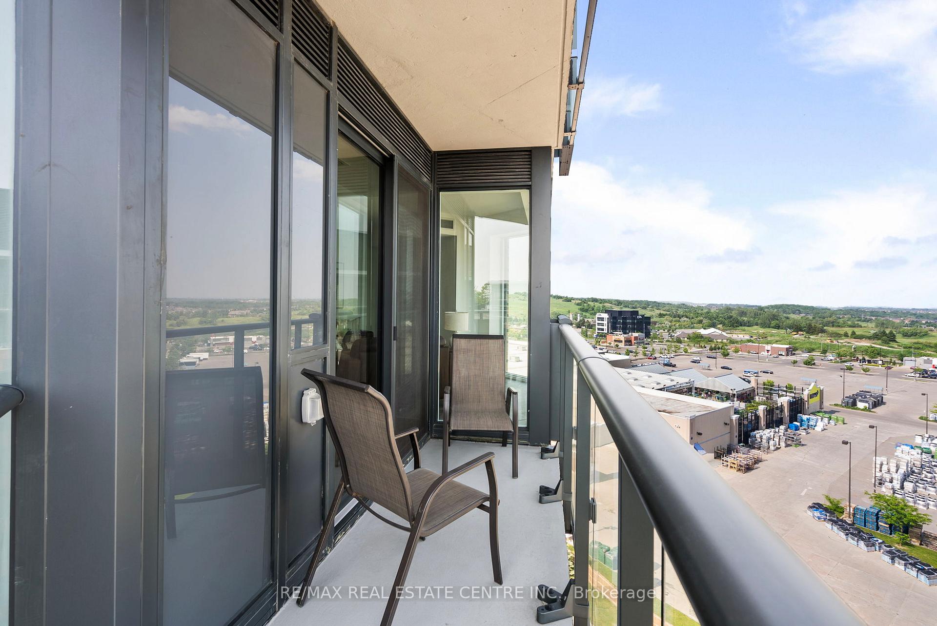 3 Bedrooms Condo at 100 Eagle Rock, Vaughan For sale