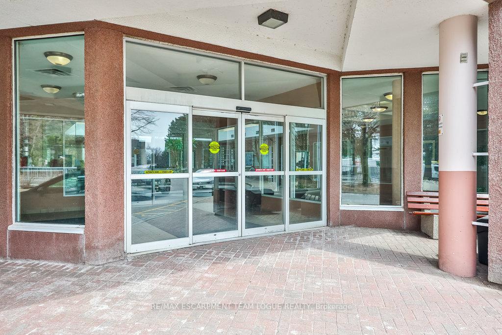 3 Bedrooms Condo at 7 Concorde,  Toronto For sale