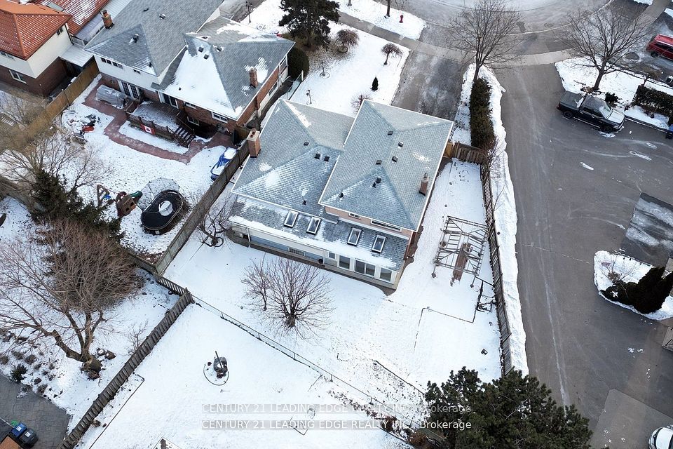 https://trreb-image.ampre.ca/fFJd9IocEJ6SKihxngomK6O73bB872Pzau-1oReBnvU/rs:fit:960:960/wm:.5:so:0:50:.4/wmsh:10/wmt:PHNwYW4gZm9yZWdyb3VuZD0nd2hpdGUnIGZvbnQ9JzY4Jz5DRU5UVVJZIDIxIExFQURJTkcgRURHRSBSRUFMVFkgSU5DLiwgQnJva2VyYWdlPC9zcGFuPg/L3RycmViL2xpc3RpbmdzLzQwLzgxLzYxLzg5L3AvNzFiMjM4NzAtNmNkZS00N2ViLTk4Y2UtZDNjYjA2NjA2NDExLmpwZw.jpg