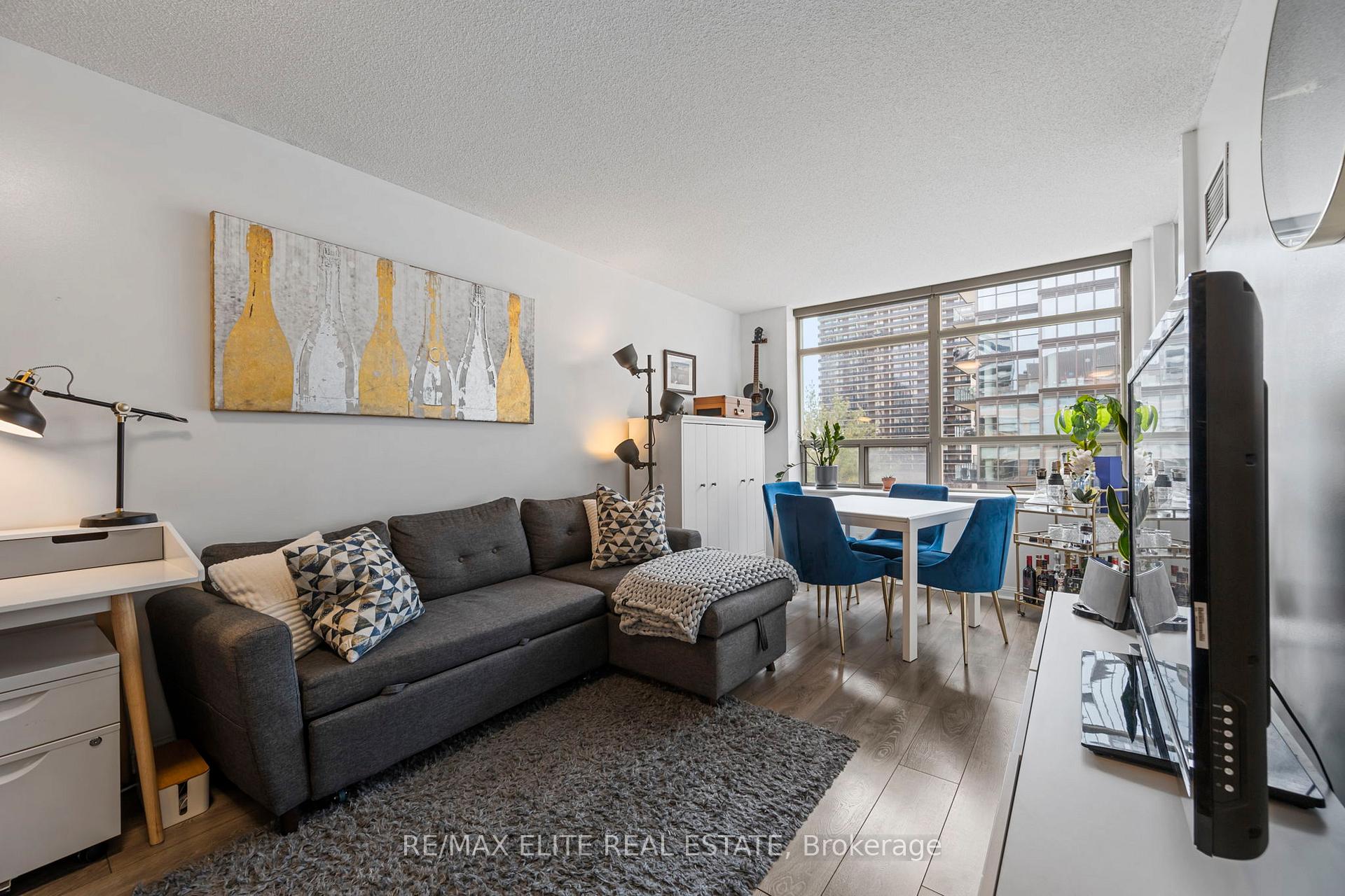 1 Bedroom Condo at 5 Rosehill,  Toronto For sale