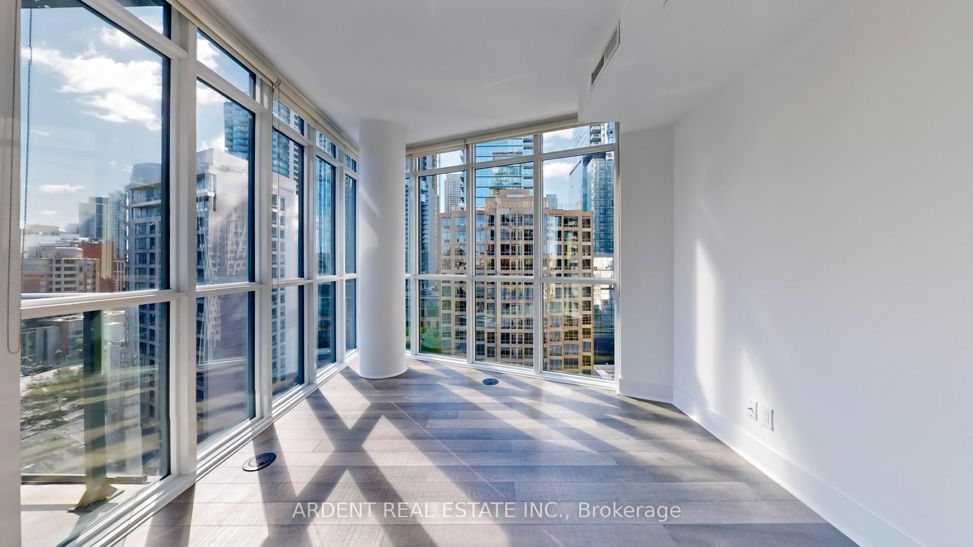 3 Bedrooms Condo at 32 Davenport,  Toronto For sale