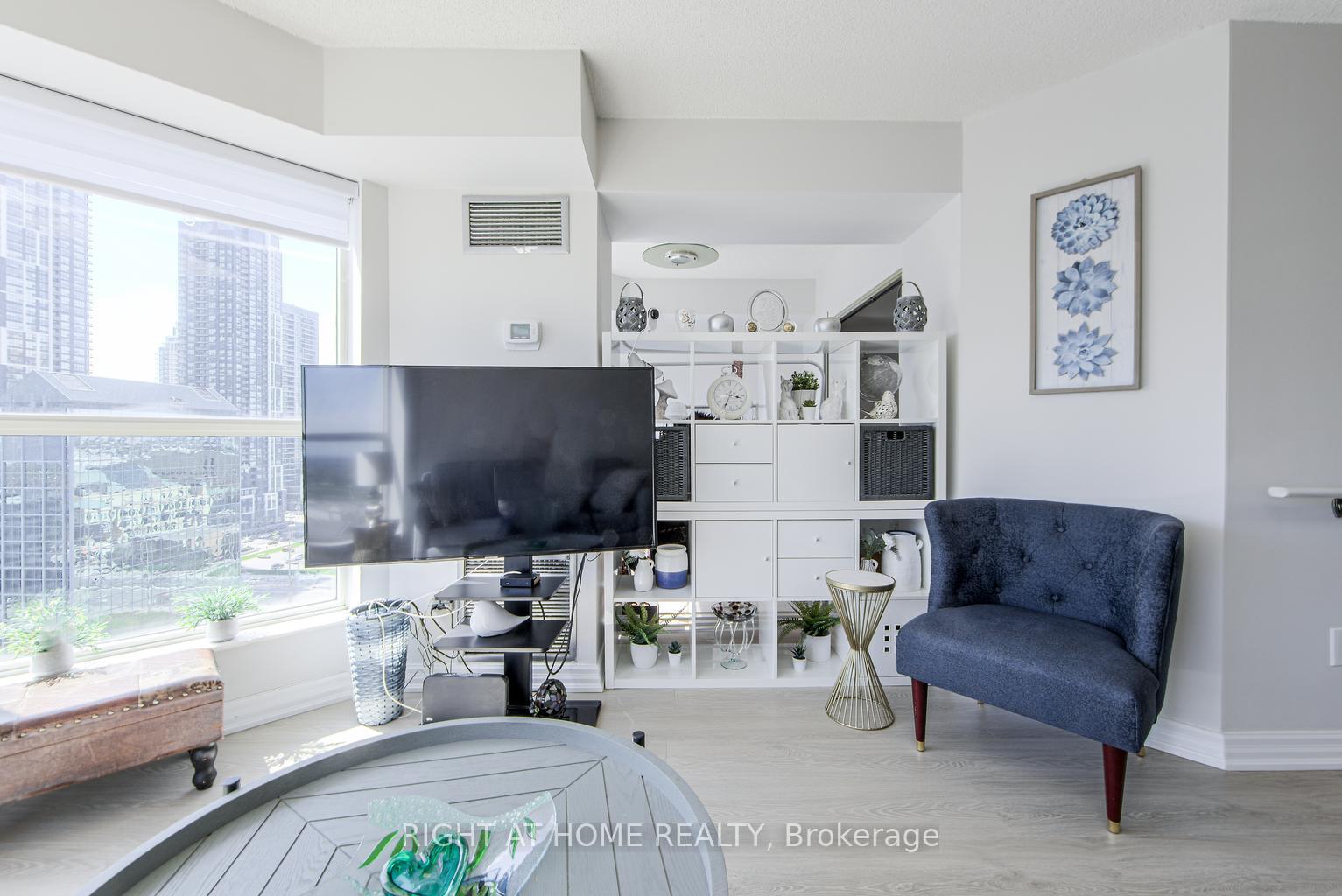 2 Bedrooms Condo at 335 Webb, Mississauga For sale