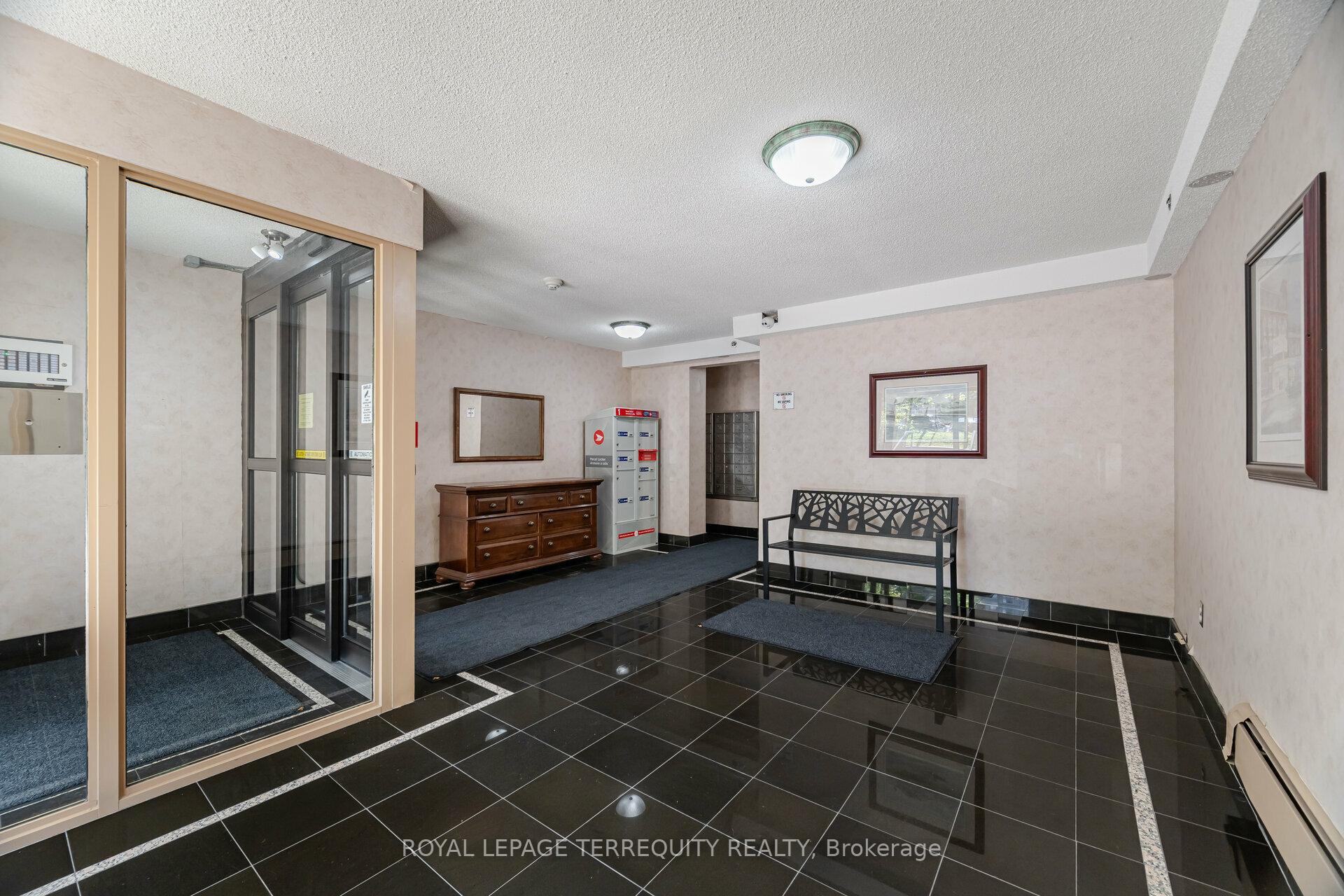 2 Bedrooms Condo at 81 Charlton, Hamilton For sale