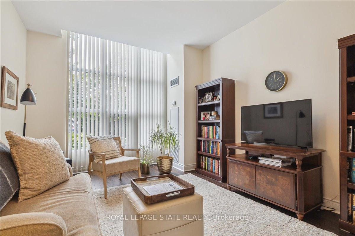 2 Bedrooms Condo at 442 Maple, Burlington For sale