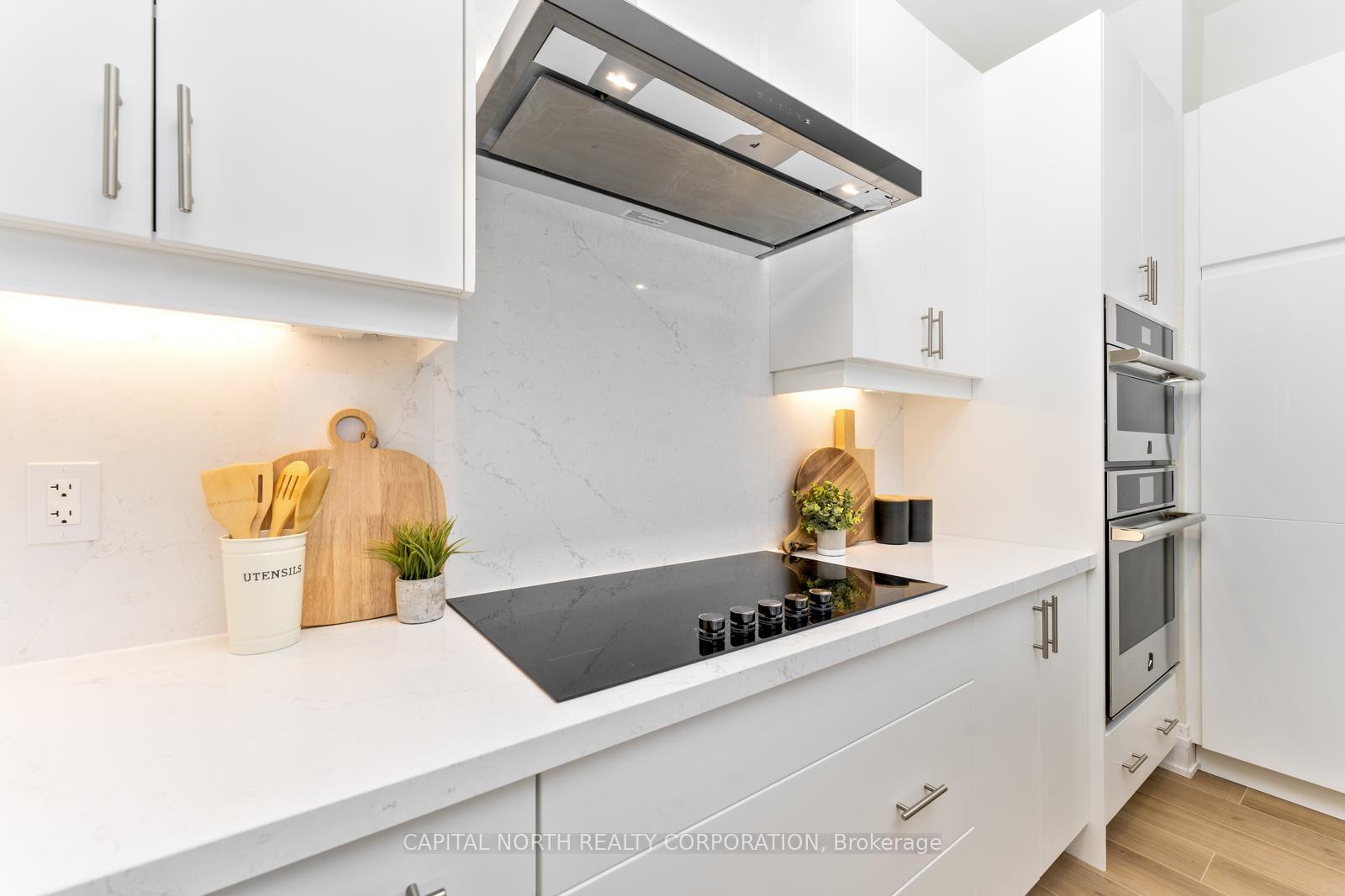 3 Bedrooms Condo at 509 Dundas,  Oakville For sale