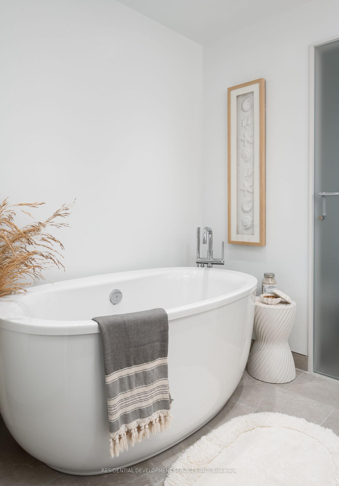 2 Bedrooms Condo at 1 Strathgowan,  Toronto For sale