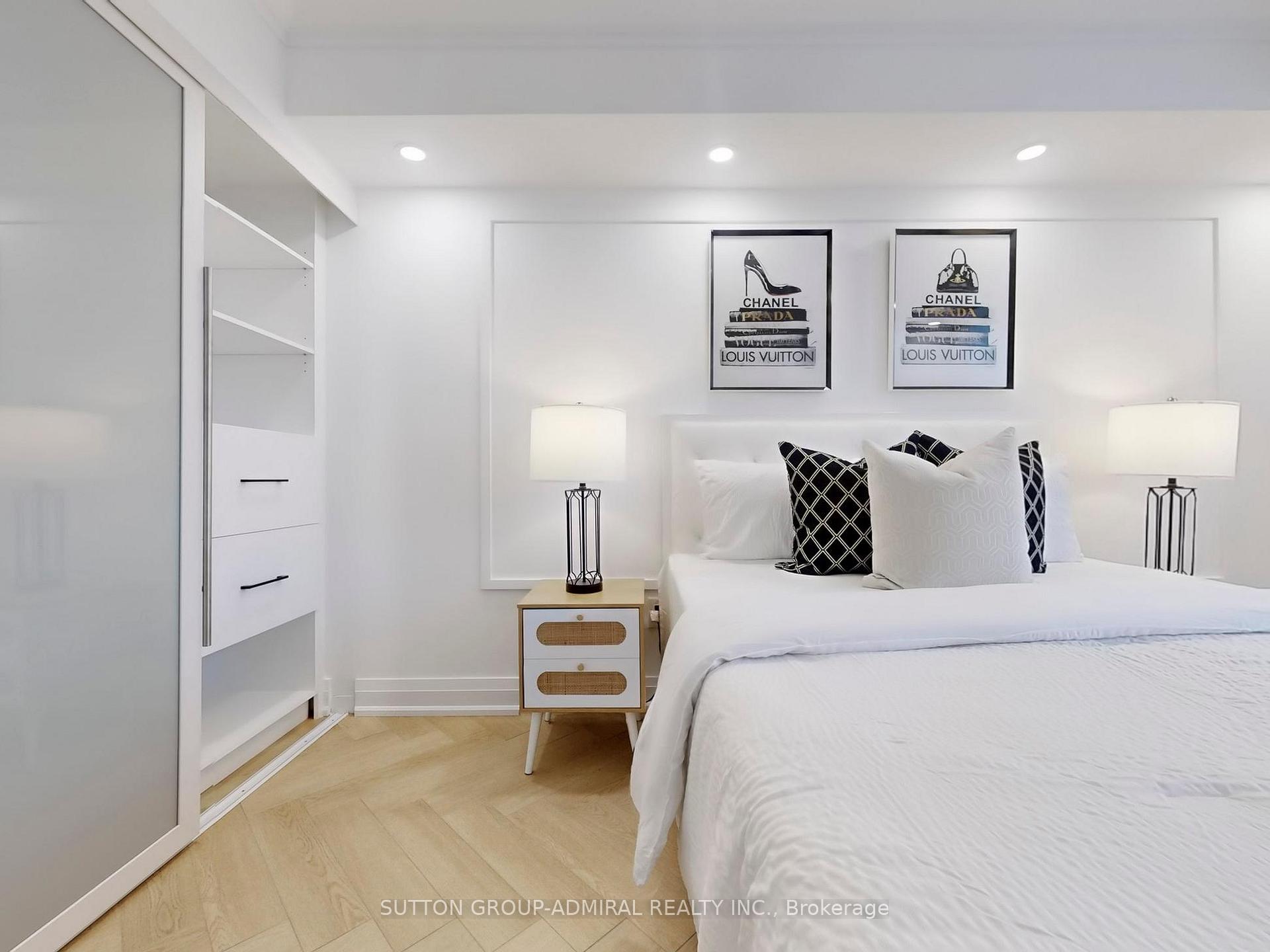 2 Bedrooms Condo at 11 Townsgate,  Vaughan For sale