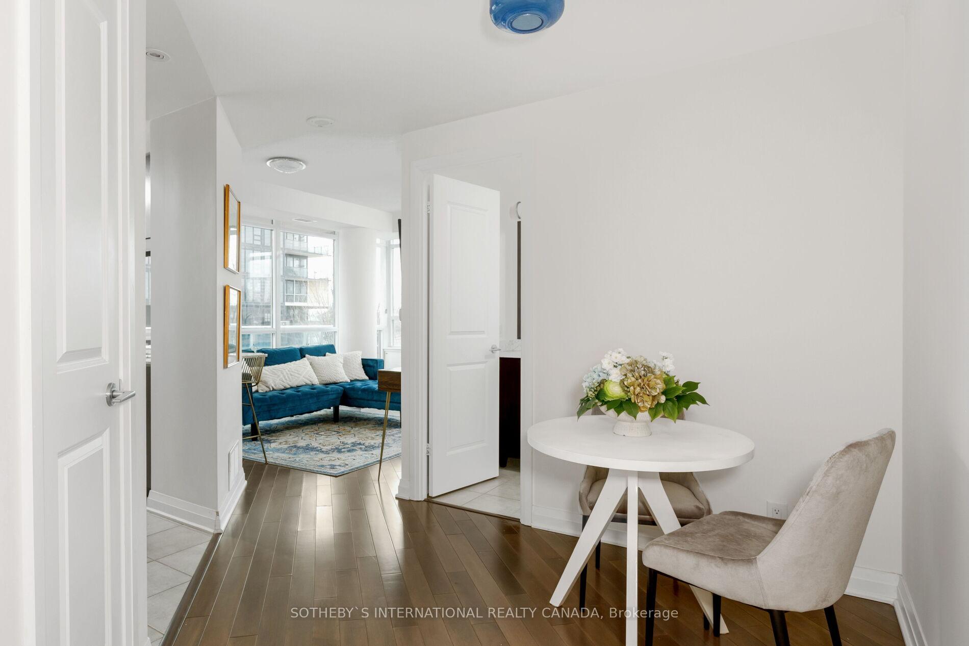 2 Bedrooms Condo at 1055 Southdown,  Mississauga For sale