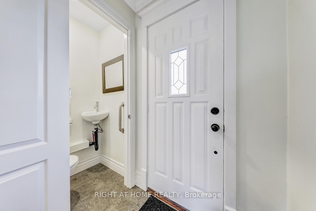 4 Bedrooms Condo at 1055 Shawnmarr, Mississauga For sale