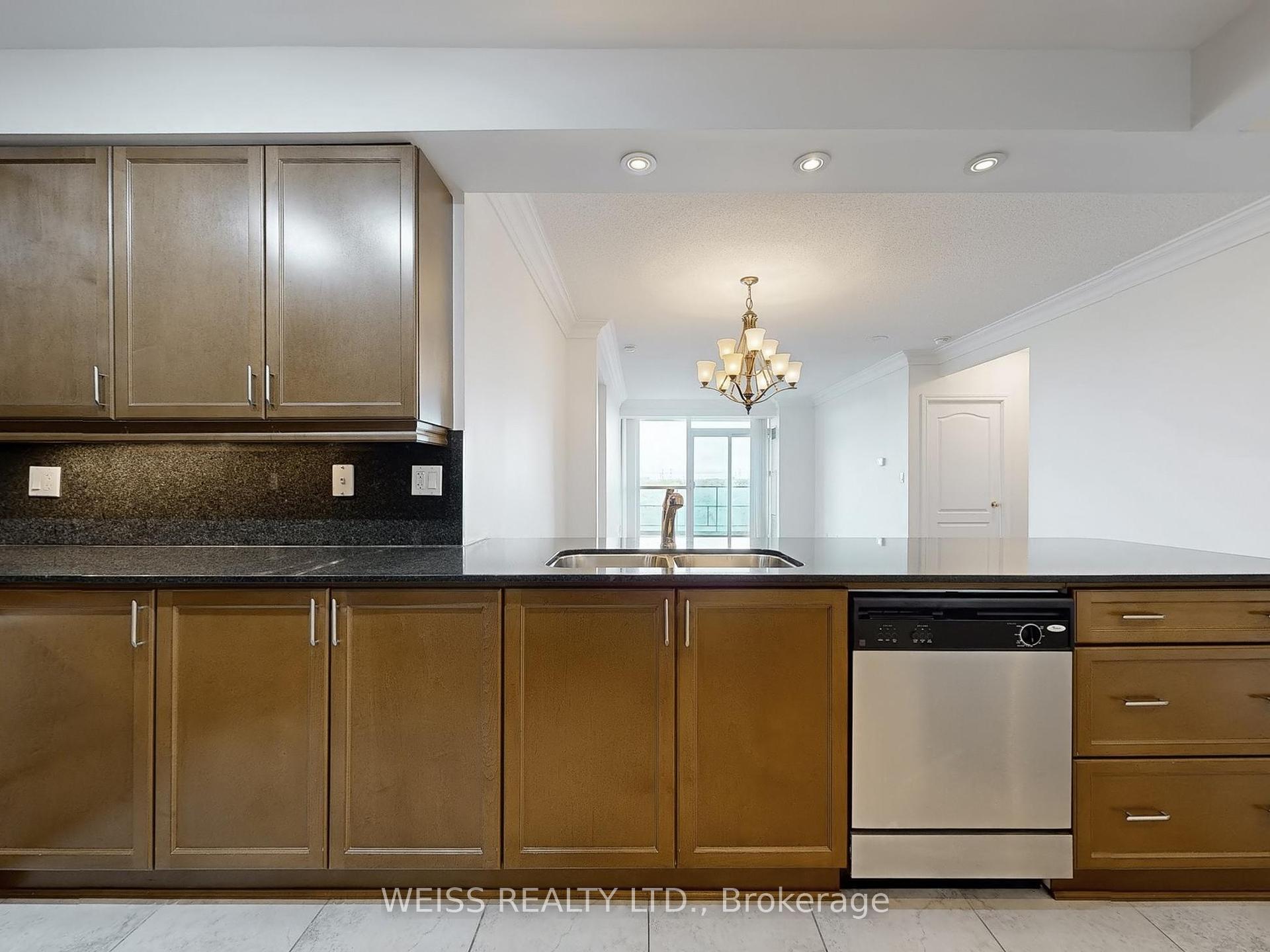 3 Bedrooms Condo at 88 Promenade, Vaughan For sale