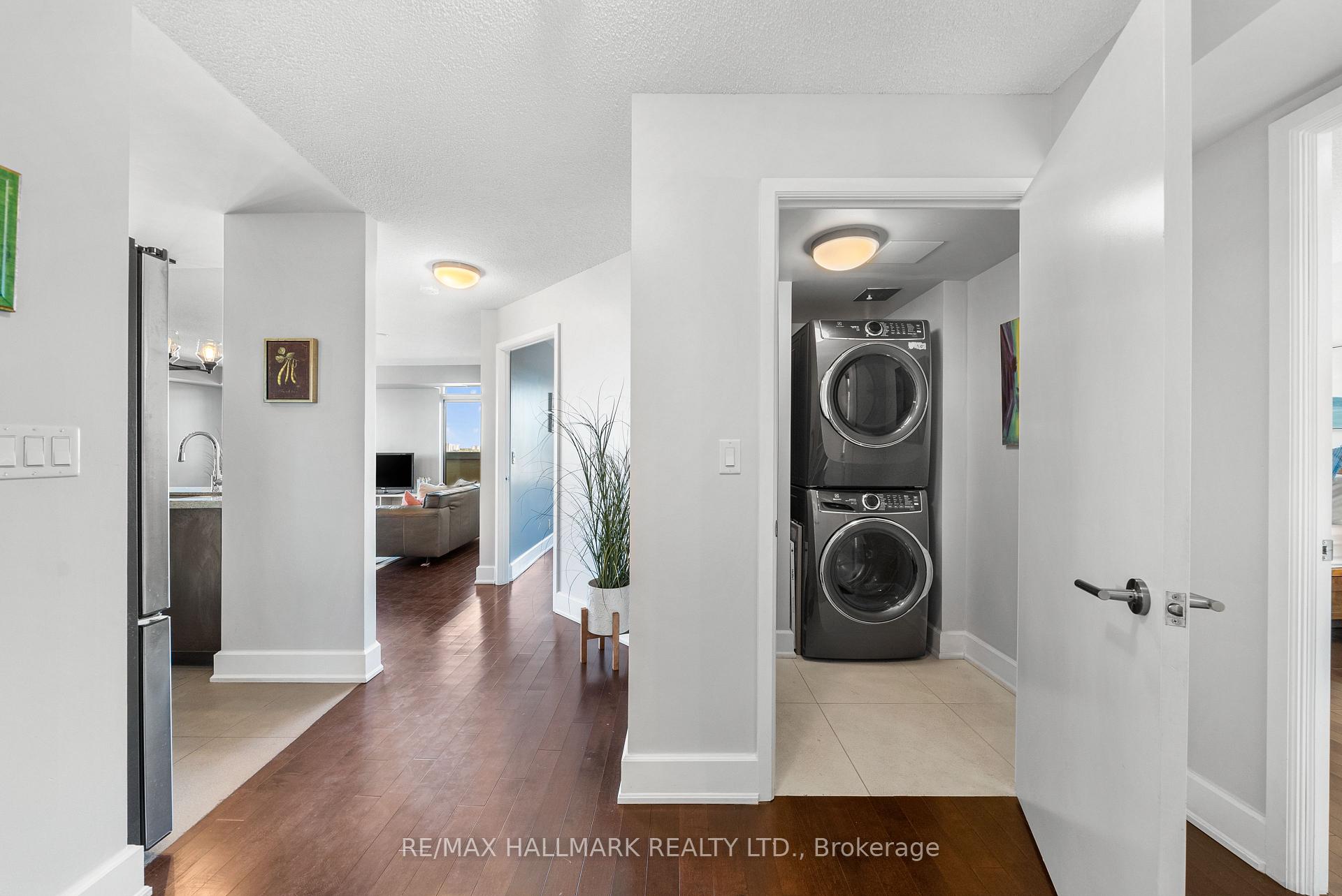 2 Bedrooms Condo at 676 Sheppard, Toronto For sale
