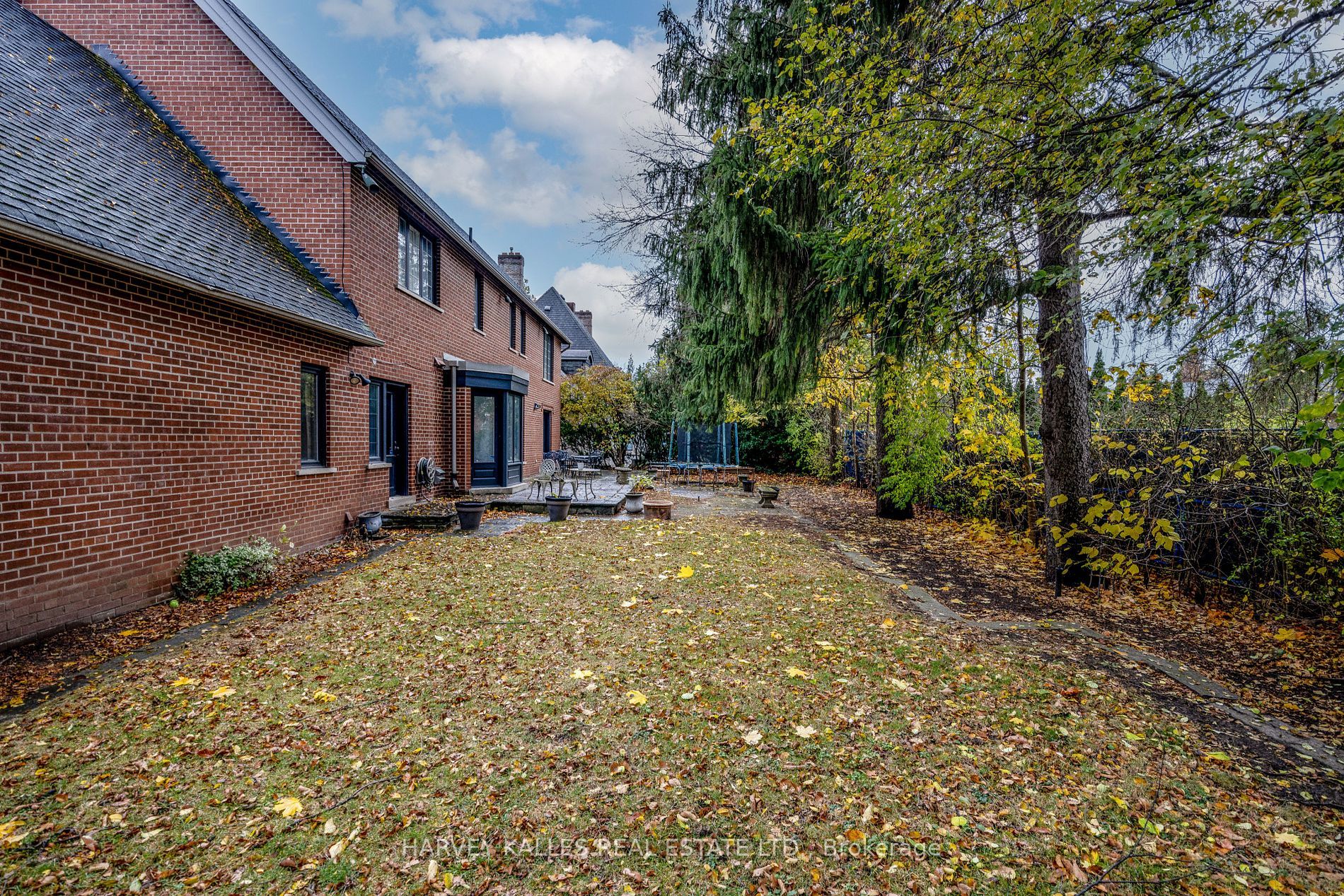 6 Versailles Court
