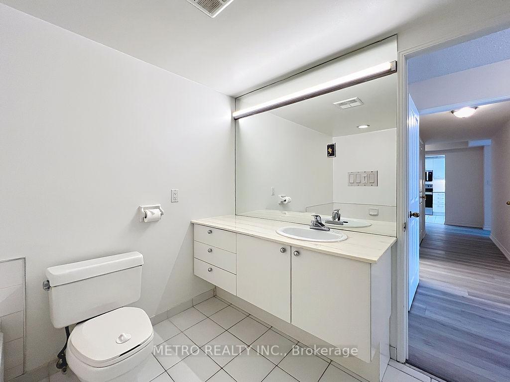 3 Bedrooms Condo at 18 Hollywood, Toronto For sale