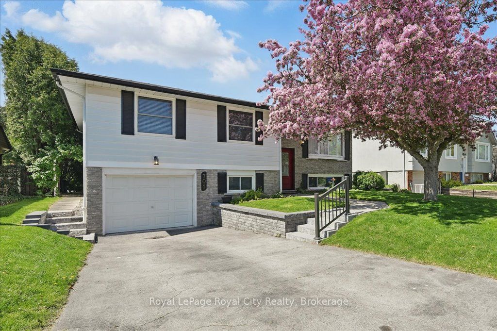 701 Castleguard Crescent