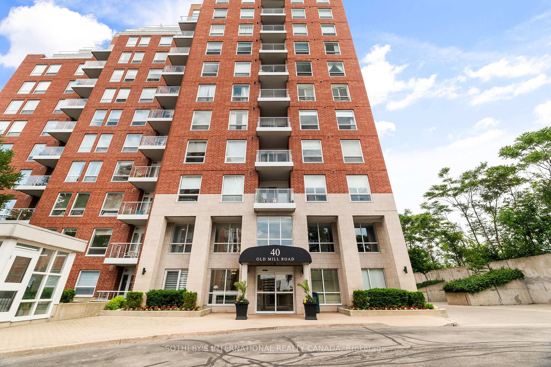 2 Bedrooms Condo at 40 Old Mill, Oakville For sale