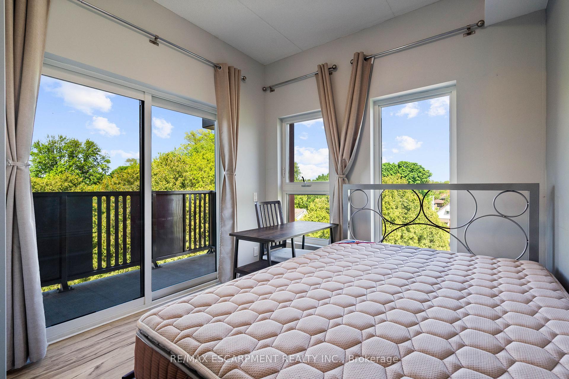 2 Bedrooms Condo at 77 LELAND, Hamilton For sale