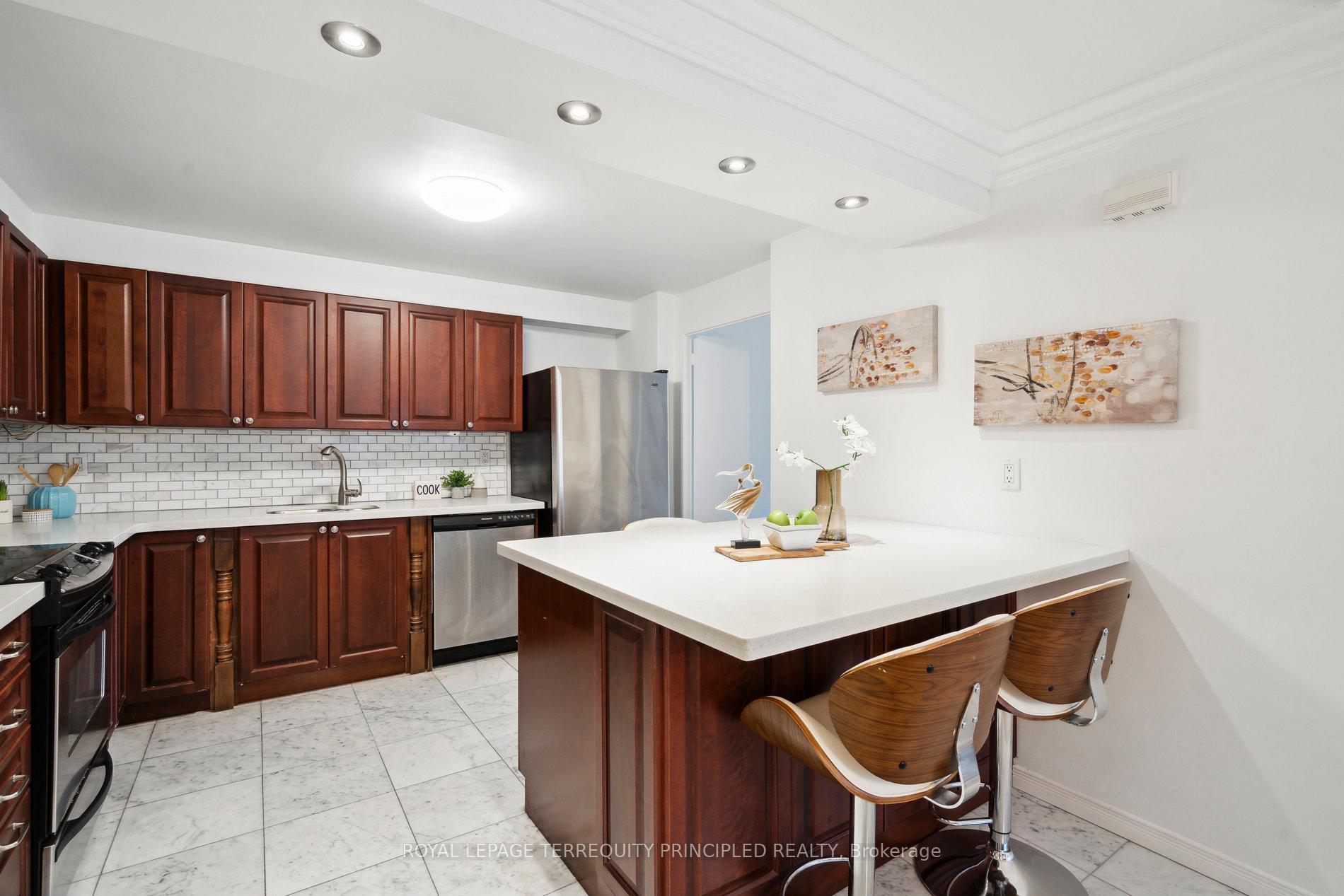 3 Bedrooms Condo at 1400 Dixie, Mississauga For sale