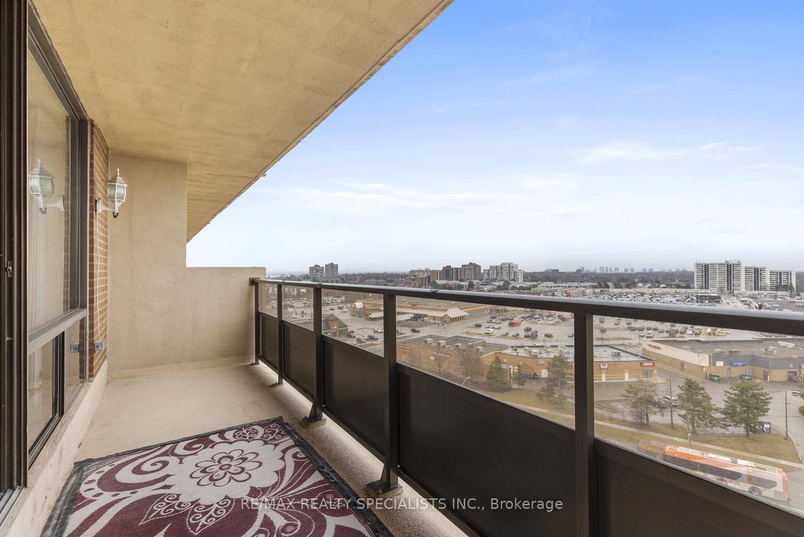 2 Bedrooms Condo at 2929 Aquitaine, Mississauga For sale