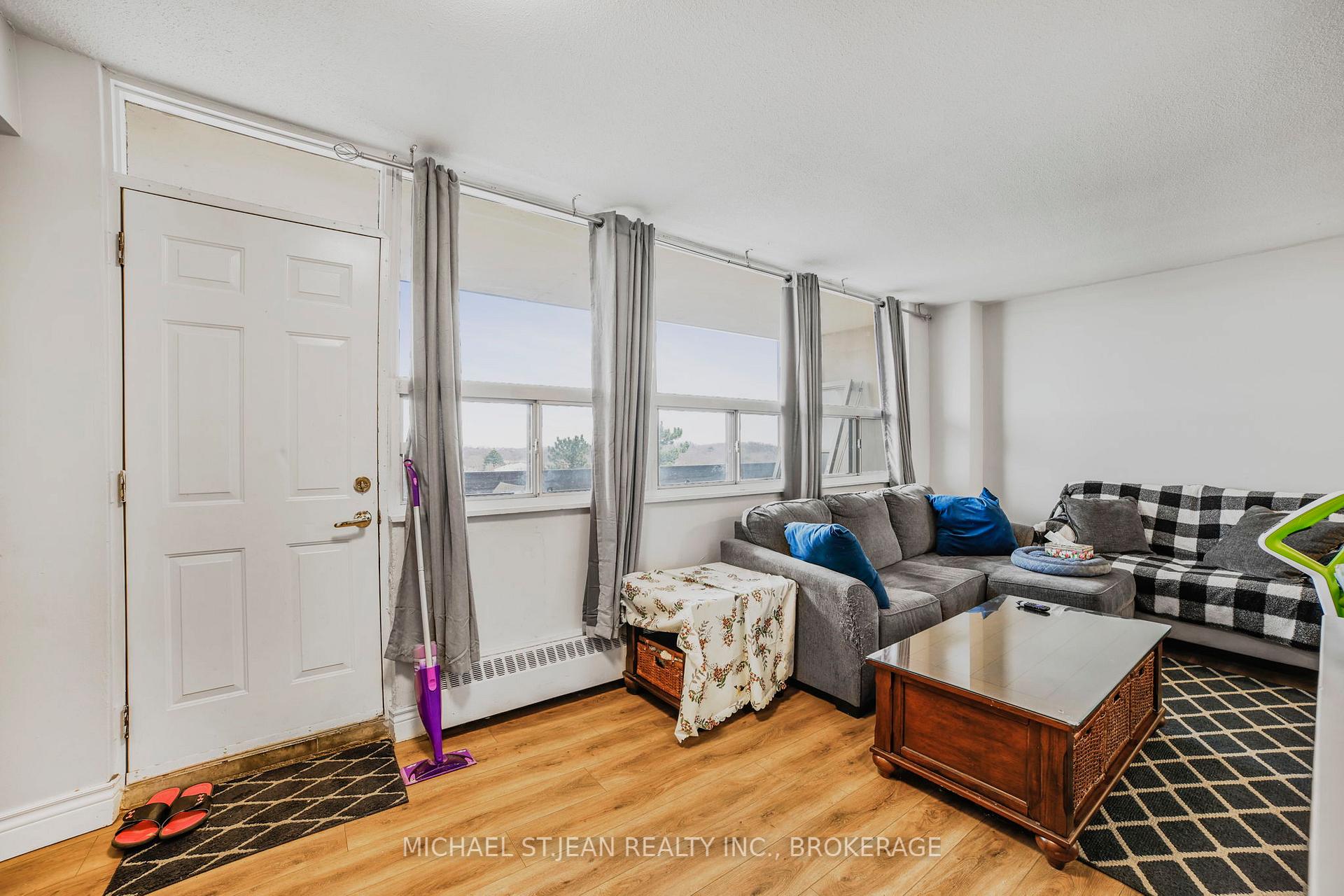 3 Bedrooms Condo at 15 Albright,  Hamilton For sale