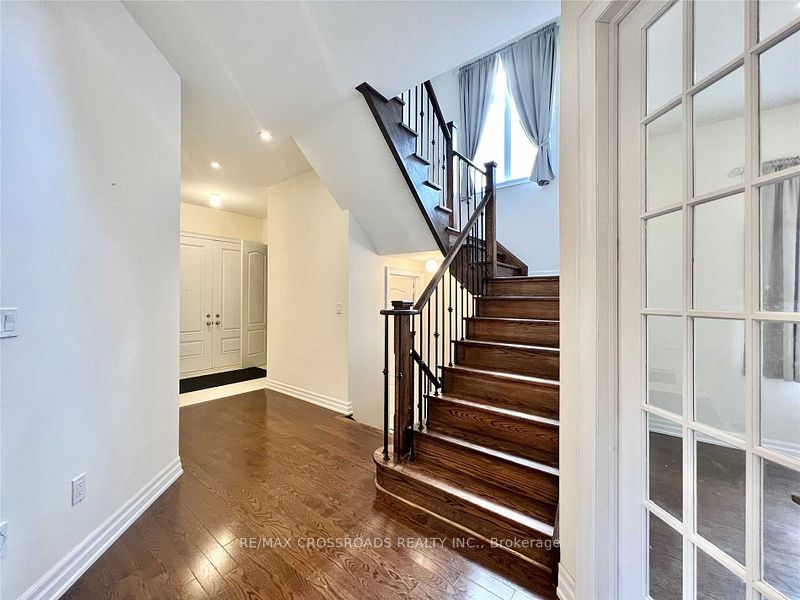 71 Hamster Crescent, Aurora, ON L4G 3G7