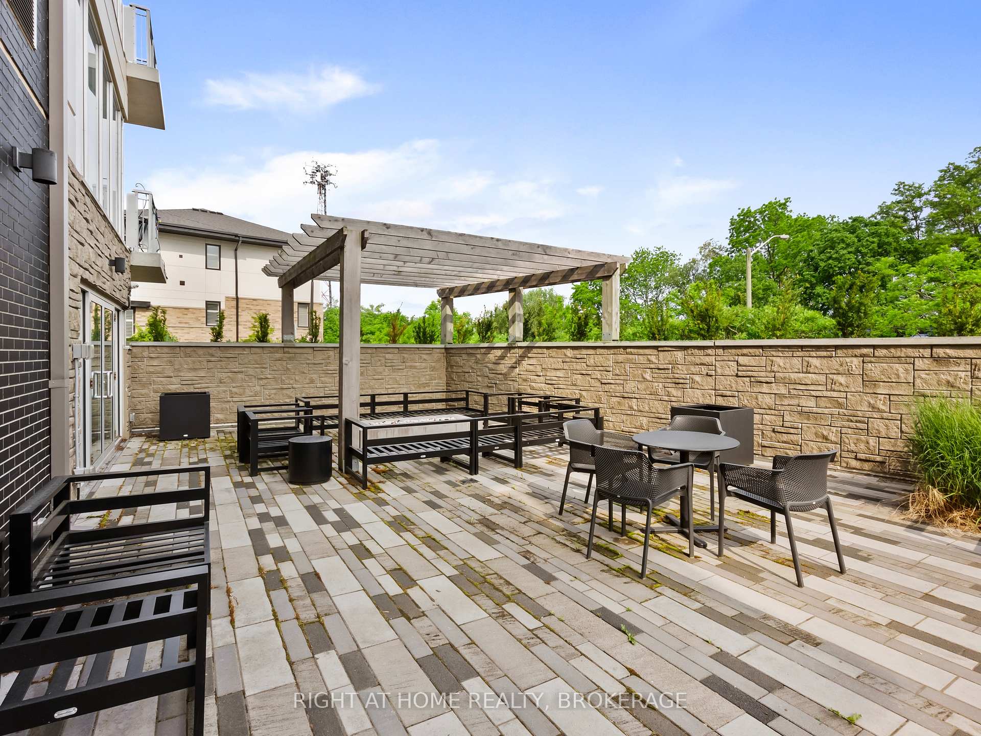 2 Bedrooms Condo at 16 Markle, Hamilton For sale