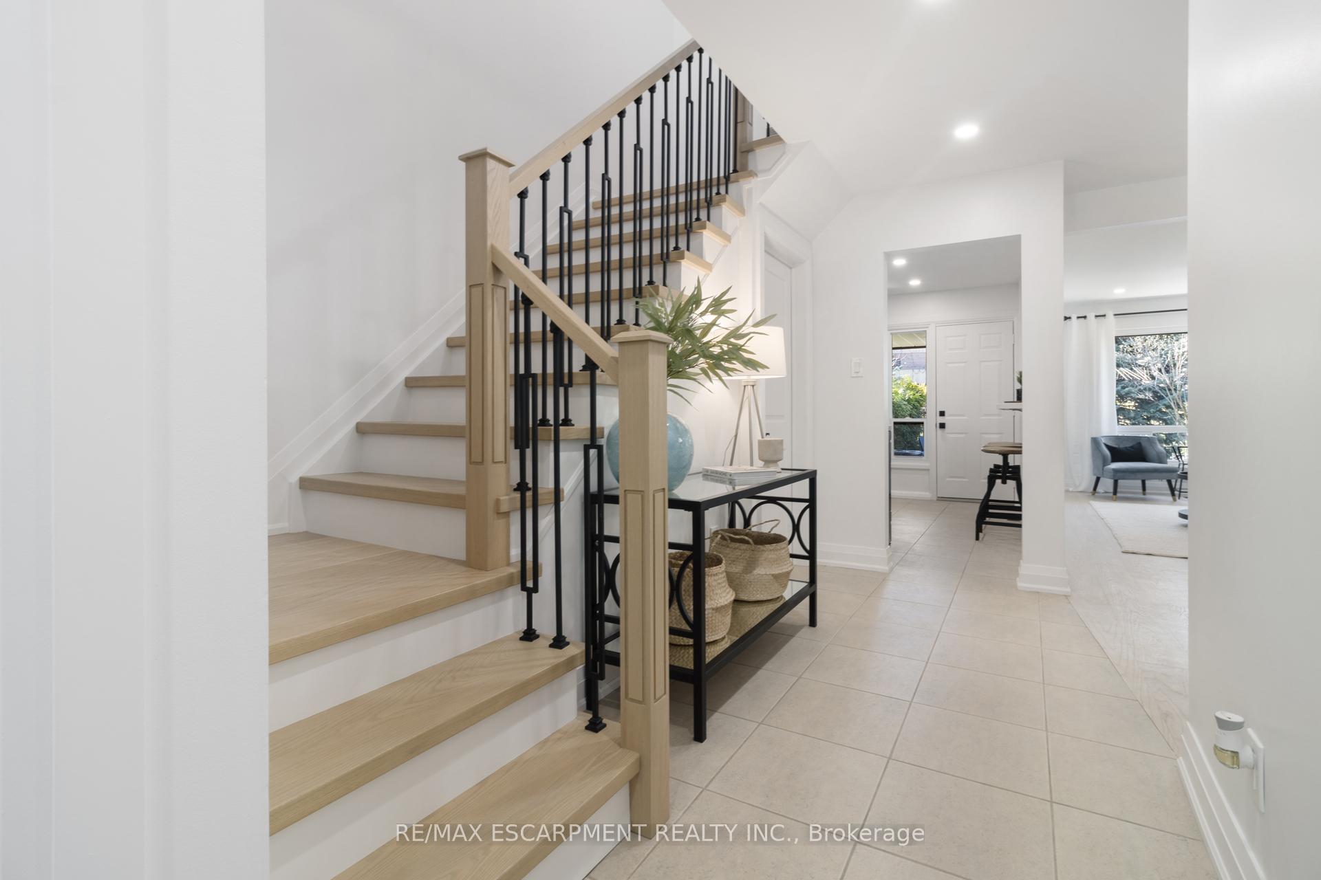 3 Bedrooms Condo at 2020 South Millway,  Mississauga For sale