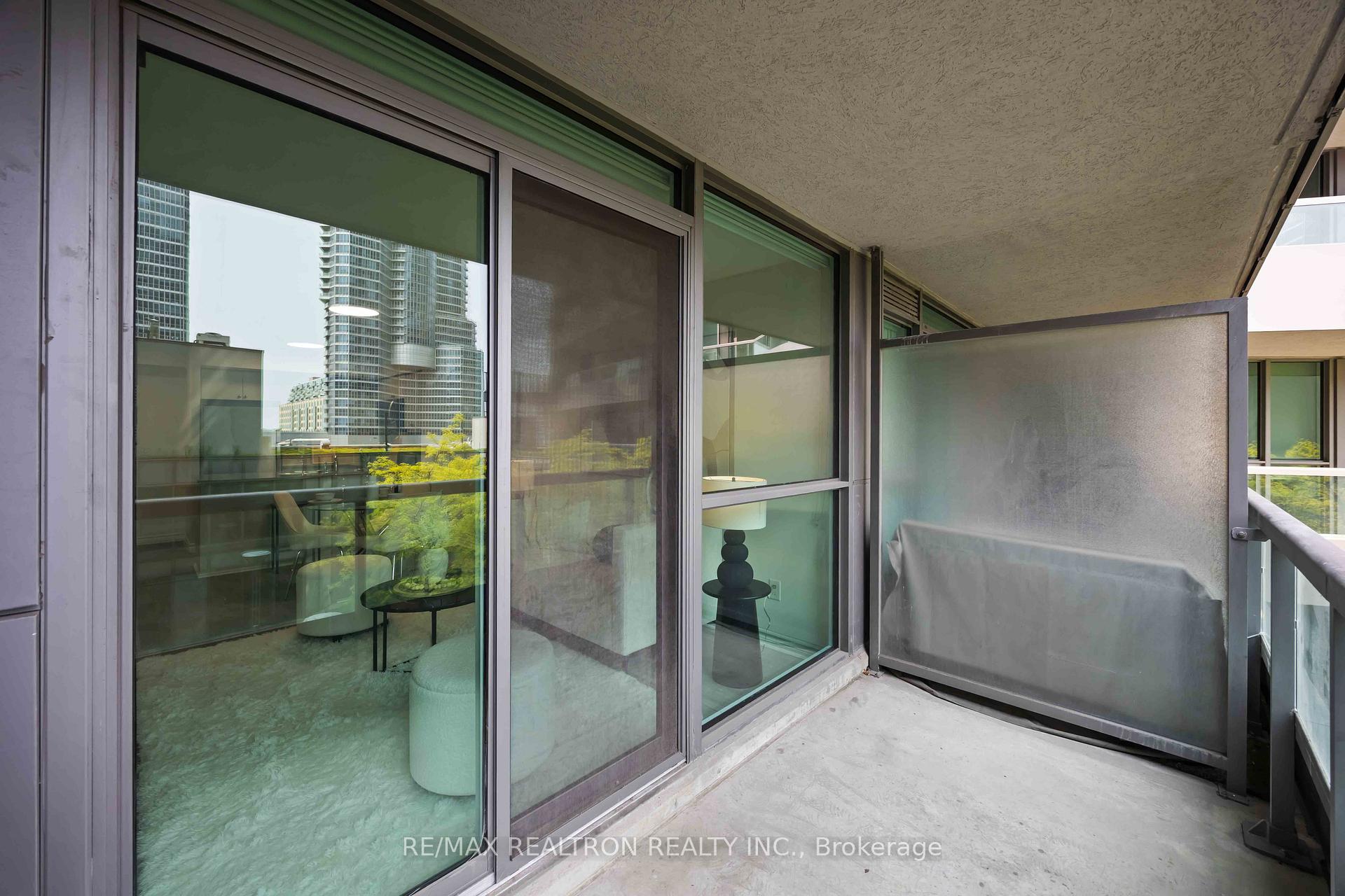 2 Bedrooms Condo at 25 Lower Simcoe, Toronto For sale