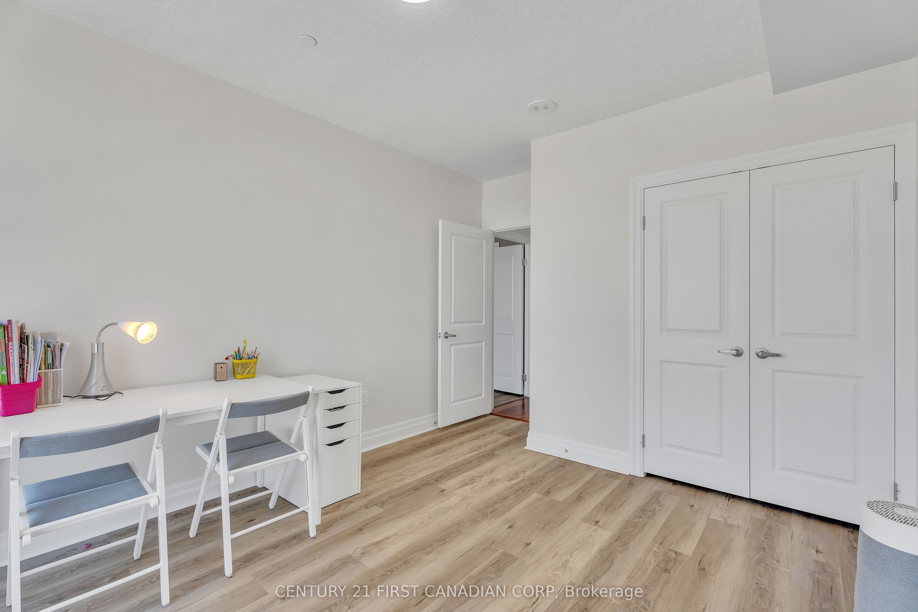 240 Villagewalk Boulevard, #812