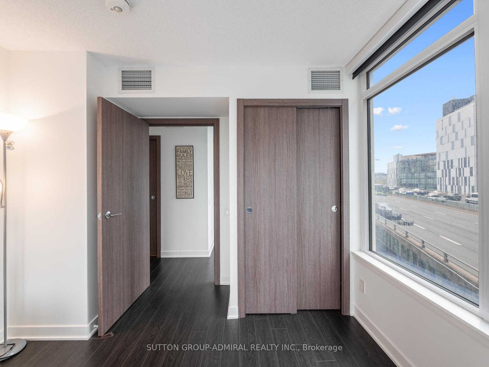 2 Bedrooms Condo at 19 Bathurst, Toronto For sale