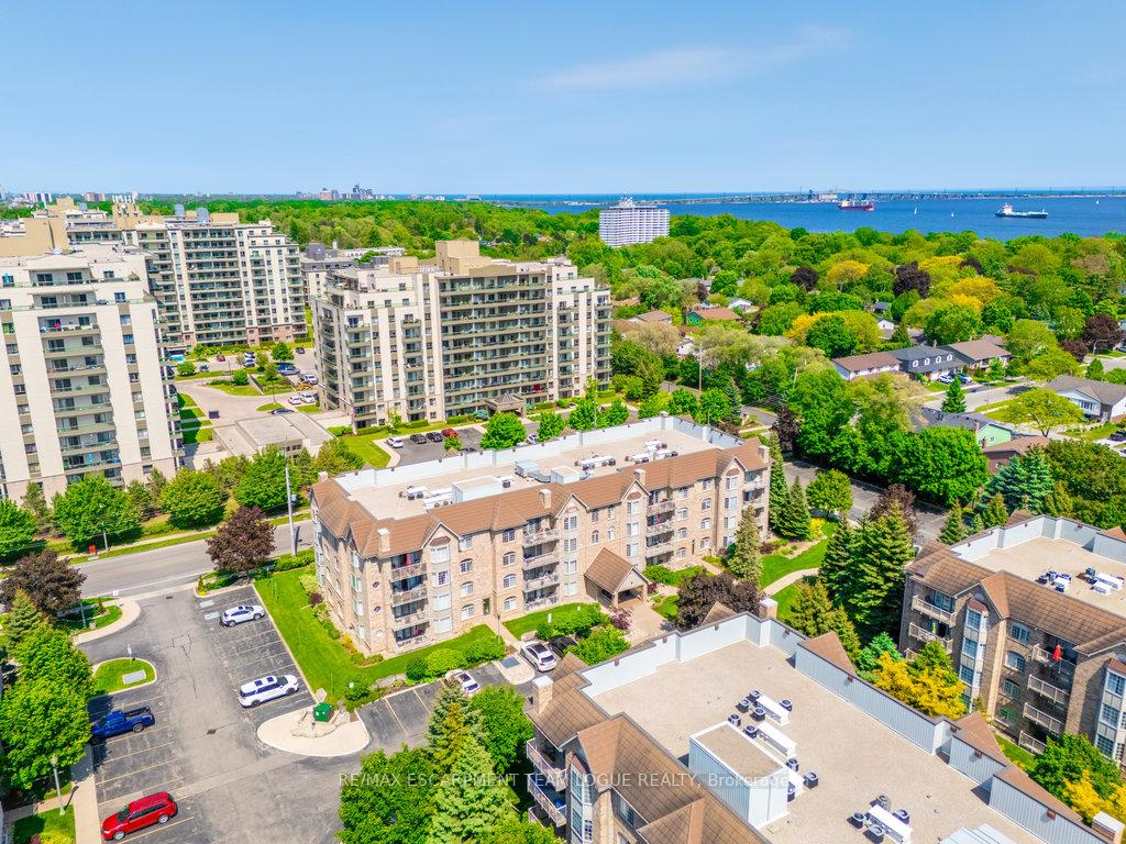 2 Bedrooms Condo at 216 Plains Road West, Burlington For sale