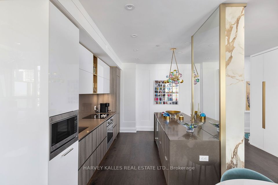 151 Avenue Road 805