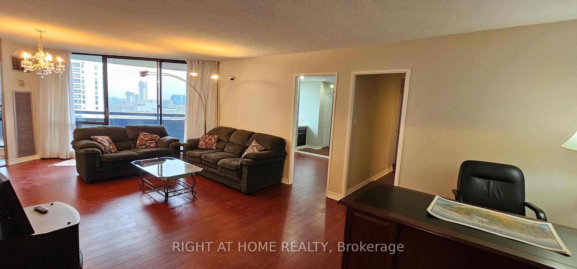3 Bedrooms Condo at 75 Graydon Hall,  Toronto For sale