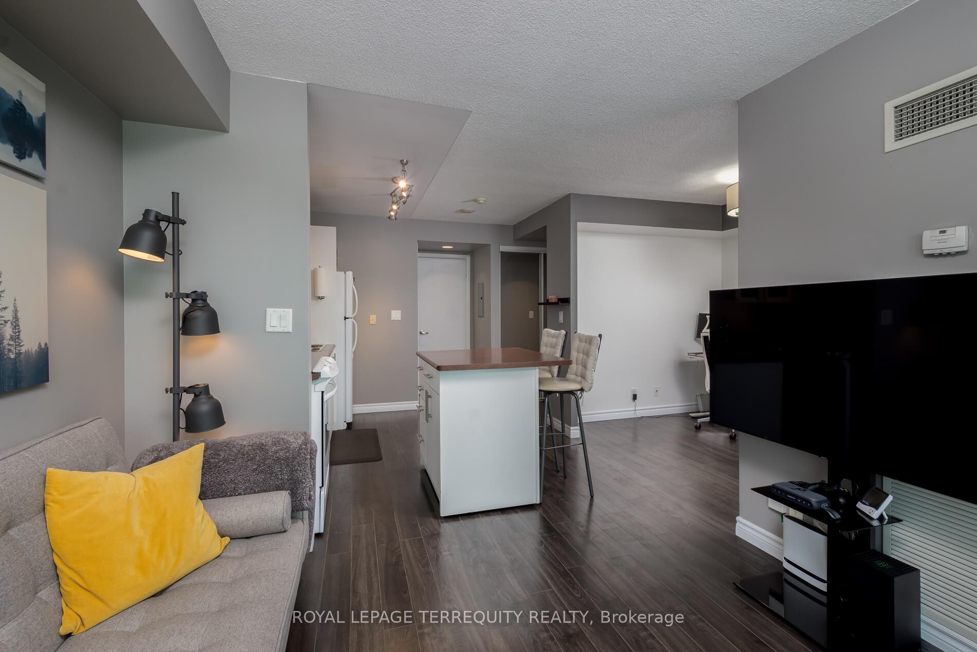 2 Bedrooms Condo at 600 Fleet, Toronto For sale