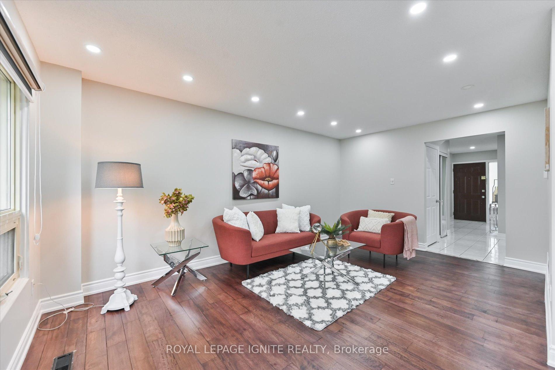 5 Bedrooms Condo at 40 Dundalk, Toronto For sale