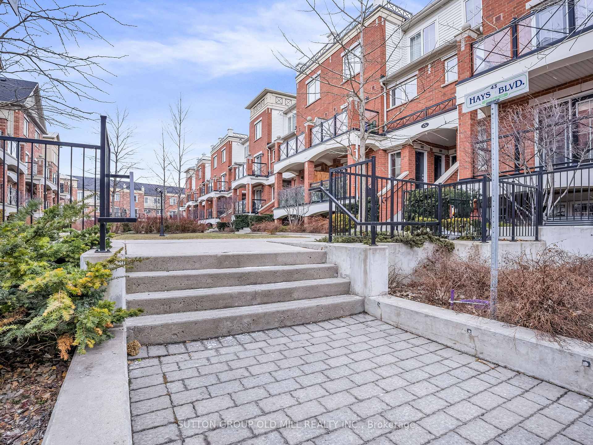 2 Bedrooms Condo at 43 Hays, Oakville For sale