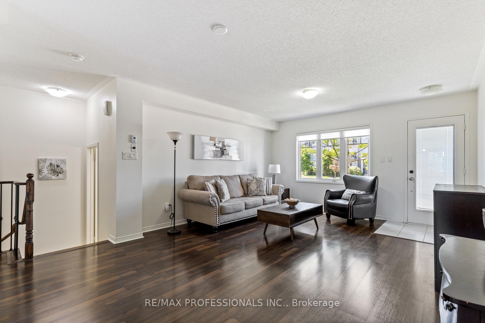 2 Bedrooms Condo at 3070 Thomas, Mississauga For sale