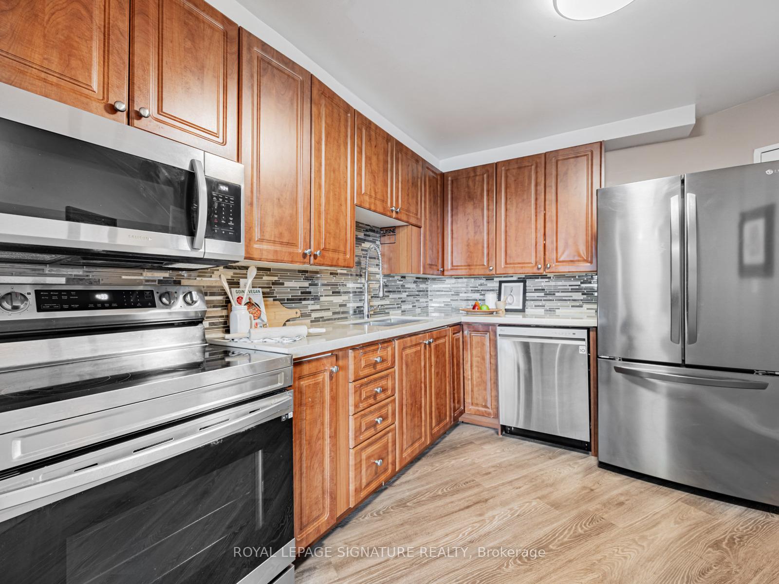 3 Bedrooms Condo at 5 Shady, Toronto For sale