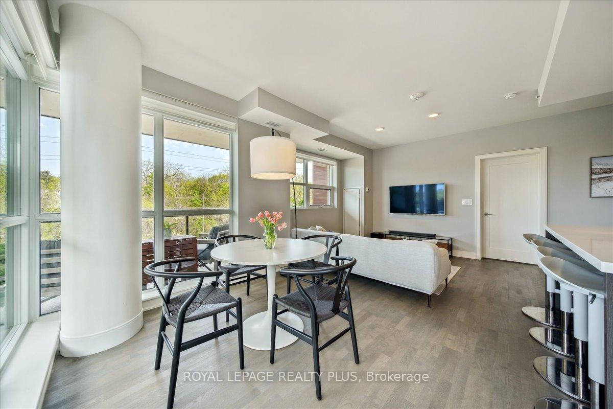 2 Bedrooms Condo at 1575 Lakeshore, Mississauga For sale