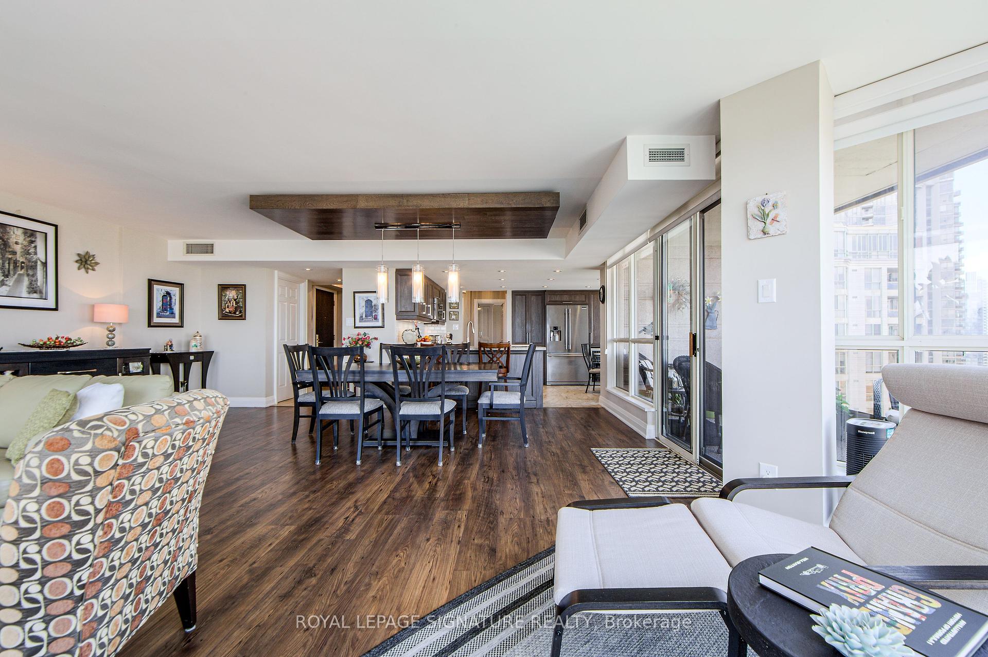 3 Bedrooms Condo at 55 Kingsbridge Garden, Mississauga For sale