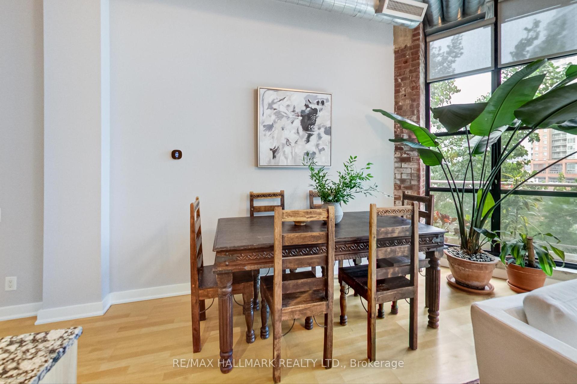 2 Bedrooms Condo at 43 Hanna, Toronto For sale