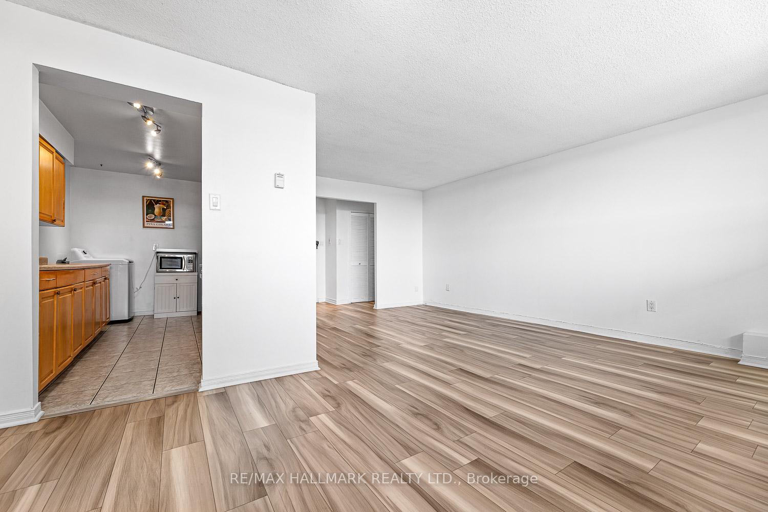 2 Bedrooms Condo at 5 Frith, Toronto For sale