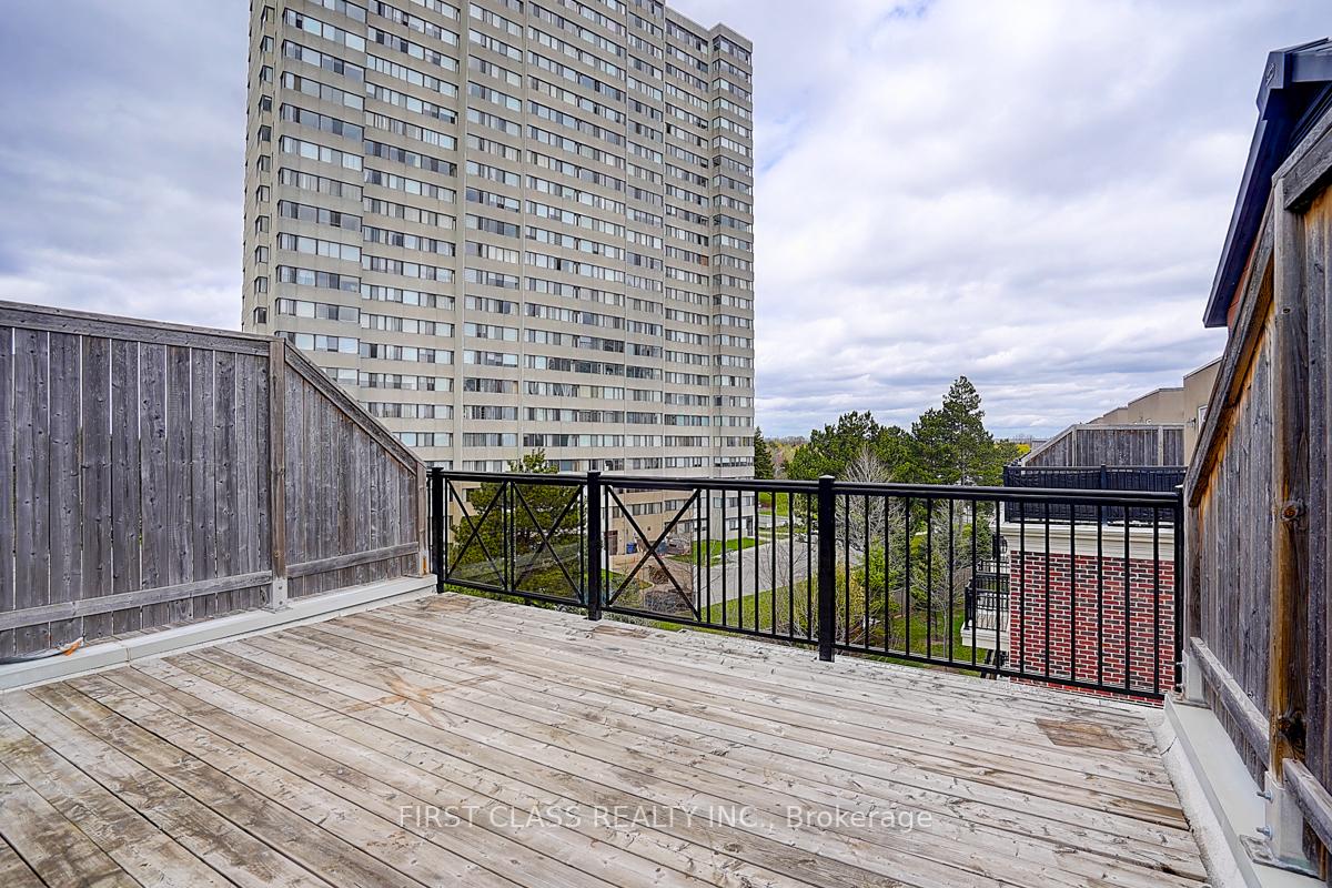3 Bedrooms Condo at 17 Coneflower,  Toronto For sale