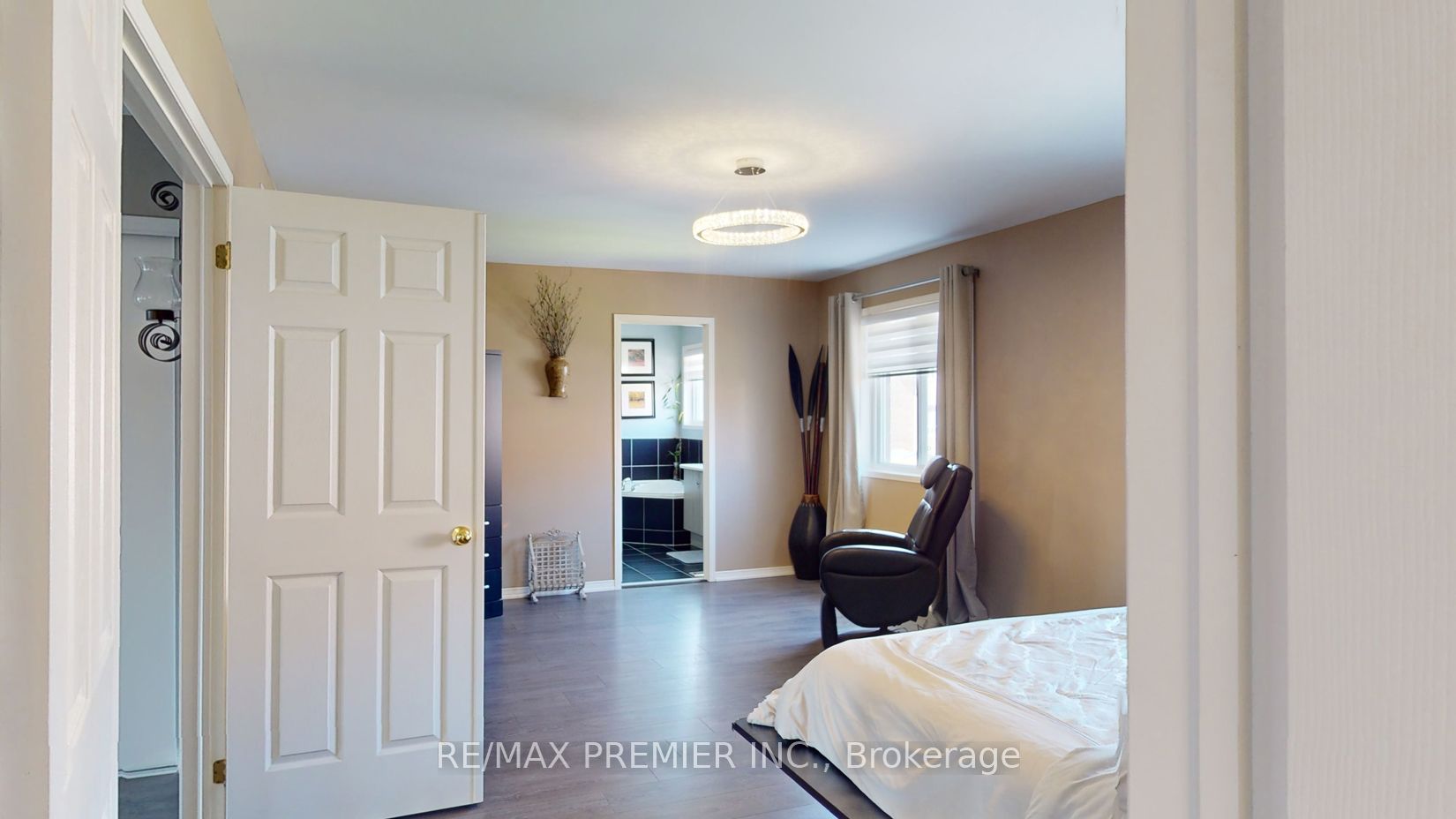 2307 Pilgrim Square, Oshawa, ON L1L 0C2