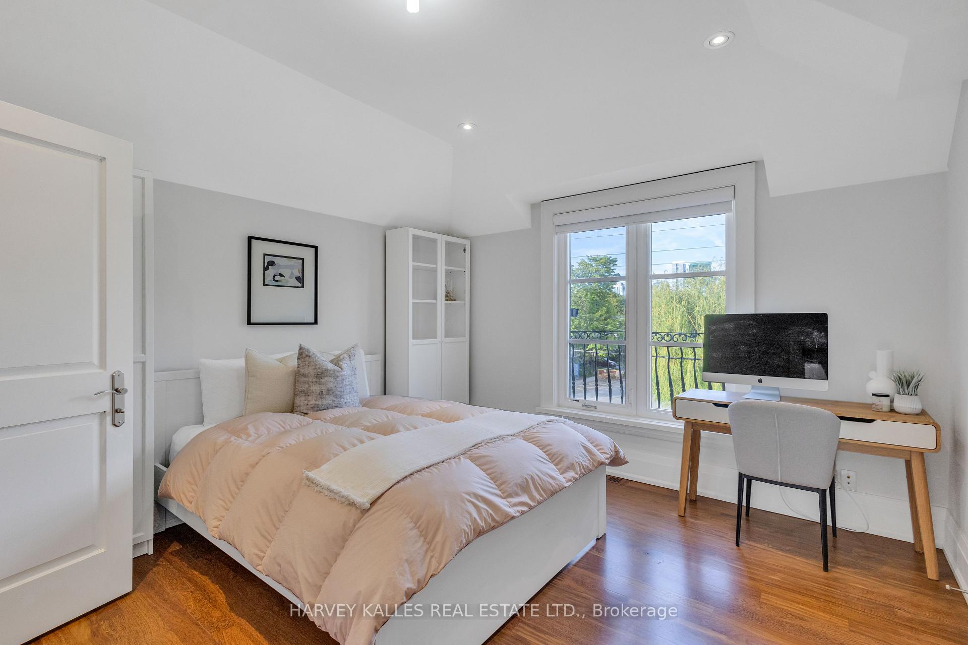 10 Easton Road