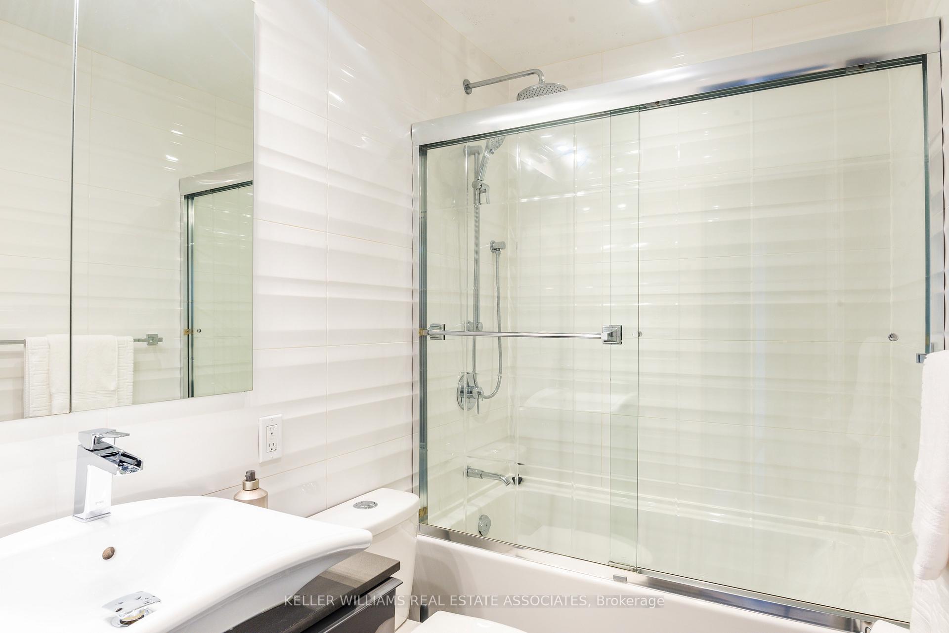 2 Bedrooms Condo at 3145 Queen Frederica, Mississauga For sale