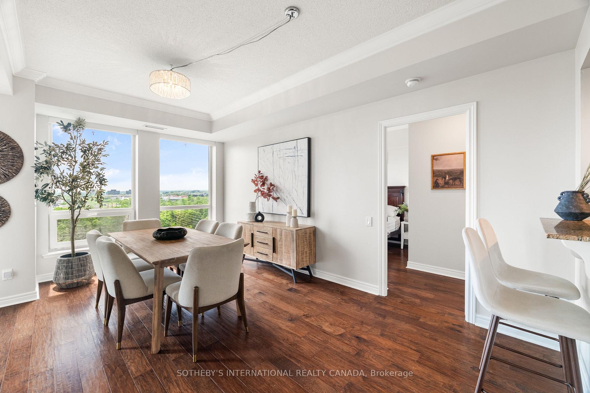 2 Bedrooms Condo at 40 Old Mill, Oakville For sale