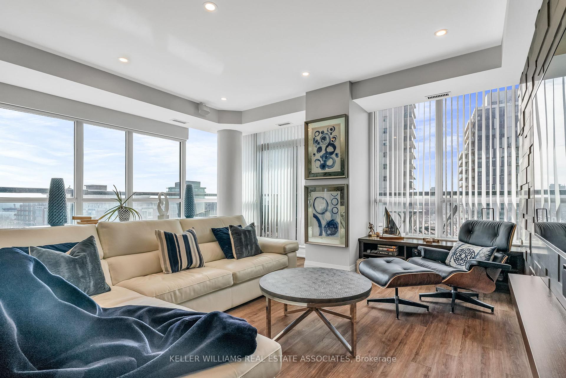 2 Bedrooms Condo at 1 Hurontario, Mississauga For sale