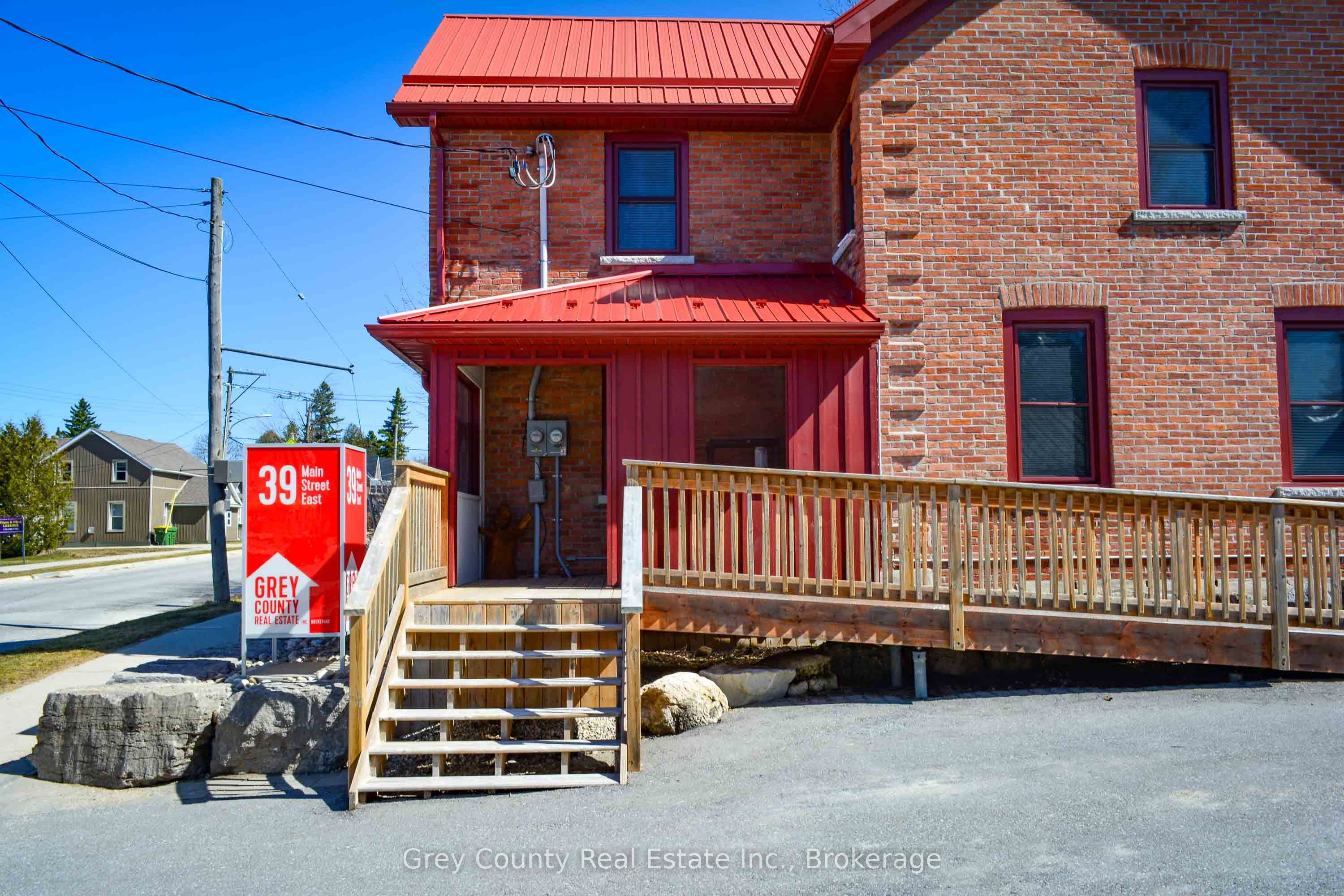 39 Main Street E